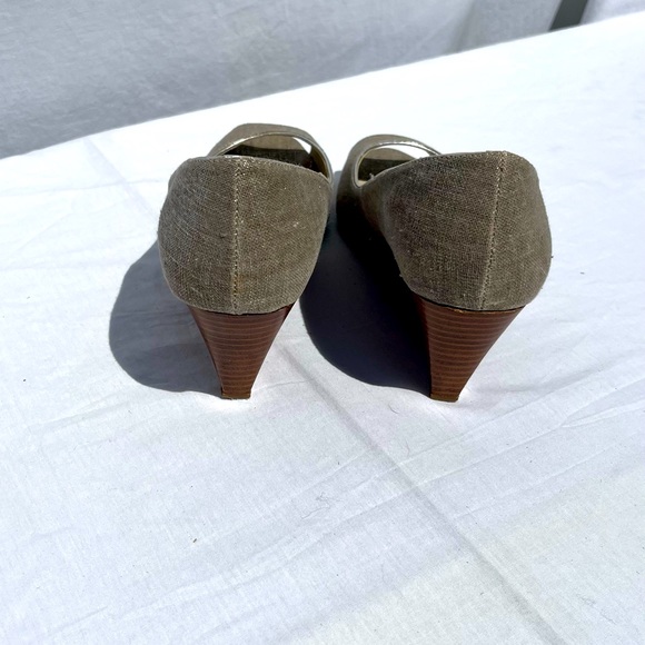 Adrienne Vittadini linen/leather wedges. Grey/Silver/Brown/Wooden, Size 9.5W - Picture 2 of 4